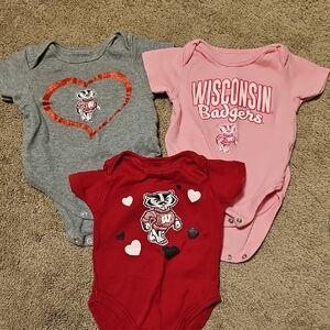Wisconsin Badgers Baby Onesies Set